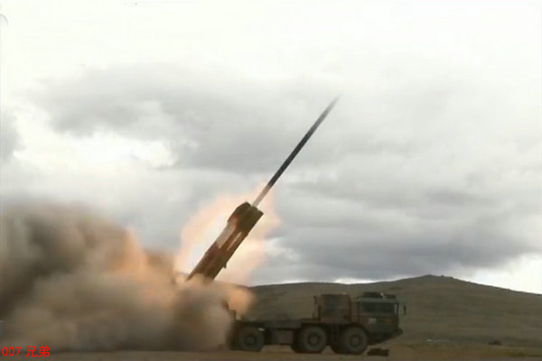 解放军火箭炮精度堪比导弹 命中直径30米靶标
