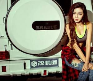哺乳期千万别辞职 把头埋在女朋友胸口