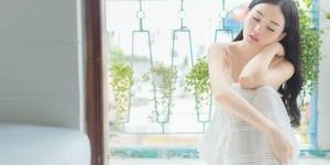 时间长了不做一进去感觉疼 摁住她脑袋她的喉咙调教