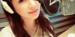 課堂誘惑！性感「正妹老師」上課裙子太短被偷拍，學生把桌子頂起來怎麼辦…