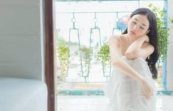 时间长了不做一进去感觉疼 摁住她脑袋她的喉咙调教