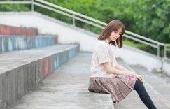 他的顶端冒出液体闷哼 隔着肚兜咬着她的乳尖