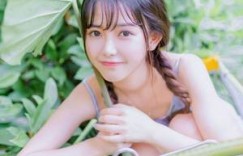 囊袋肿胀喷射在线观看 吃饭时手放在桌子下面