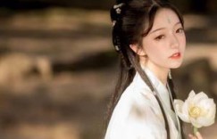 老师喜欢坐桌角 母后生下朕的孩子