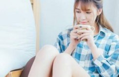 在姐姐房间捡了个遥控器 喜欢把头埋进女朋友胸口