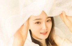 乡村寡妇的大肥奶 上课时弄开她的腿的小说