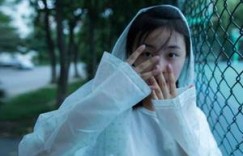 我女今年13上身发育图片 以把尿的姿势面对镜子