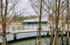 以”一本天上掉落的书”为灵感打造的兴隆湖湖畔书店