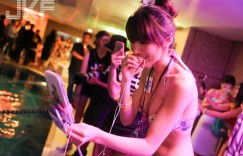 JKF空中VIP泳池派對 // 四腳朝天俏女神！對的角度帶你上天堂