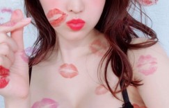 本體是眼鏡還是奶？萌萌眼鏡娘曬「超狂野G奶」，乳浪太強不晃不行！