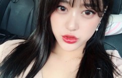 妹子深V到底露出「渾圓乳球」分量好飽滿！胸前「深邃奶溝」讓人忍不住啦！