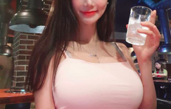 神射手4ni？長髮正妹射擊場「爆乳打槍」！超緊身短裙讓人想「正中紅心」！