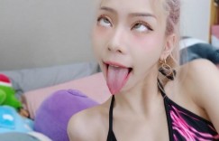 「搞怪系」正妹 Sunny 風格百變看不膩！「氣質女友 V.S. 街頭帥妹」你愛哪一種？