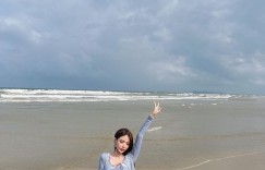露肩裝辣妹「白皙曲線好誘人」，「超辣美腿」太吸睛了！