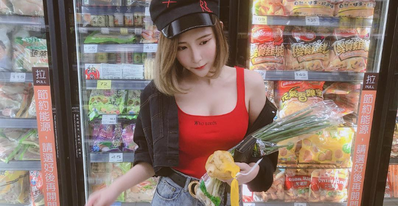 穿這樣買菜？「短髮正妹」超市展現飽滿好身材　網友：想「蔥動」了